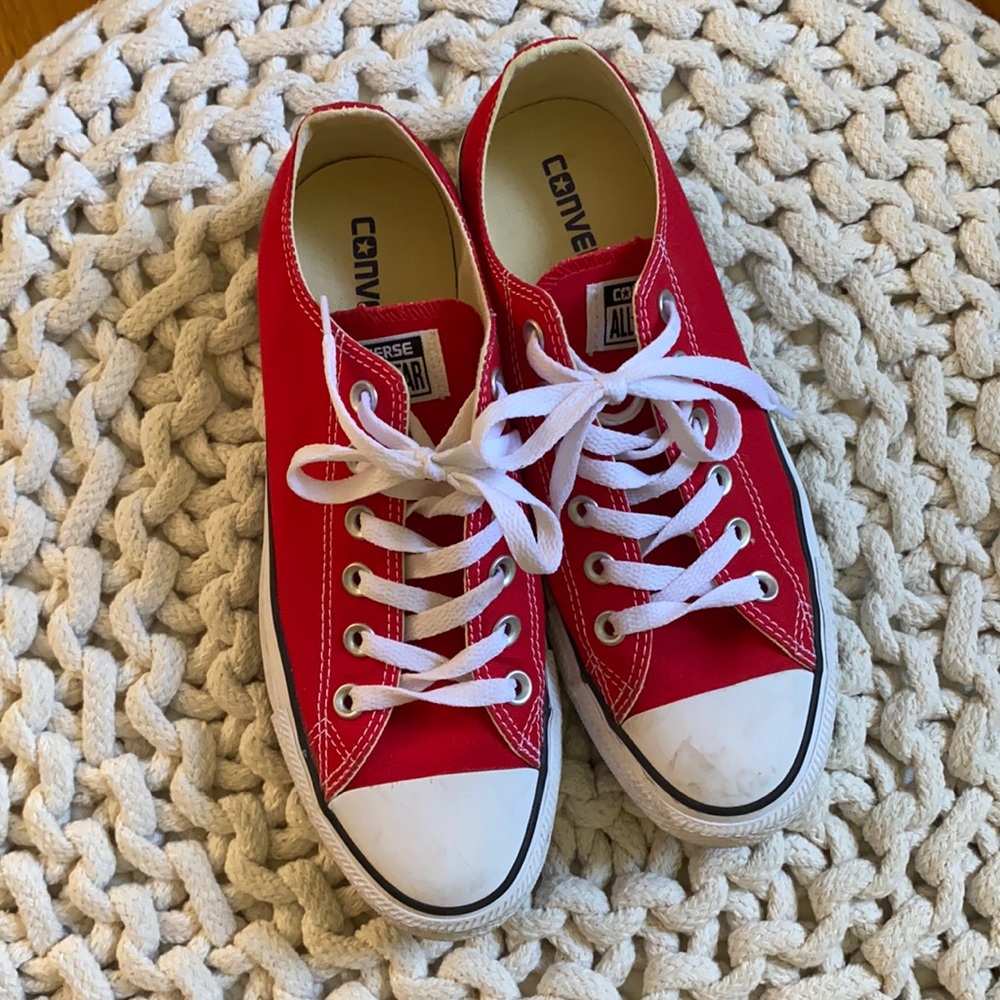 Red low top converse all star